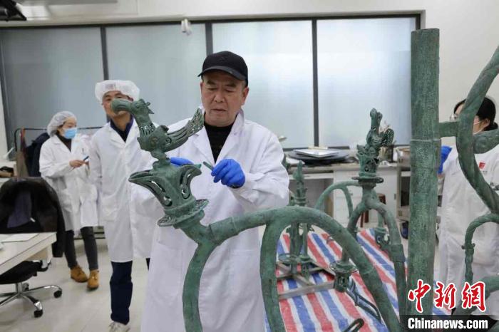 青銅神樹のレプリカ制作の様子（寫真提供?三星堆博物館）。